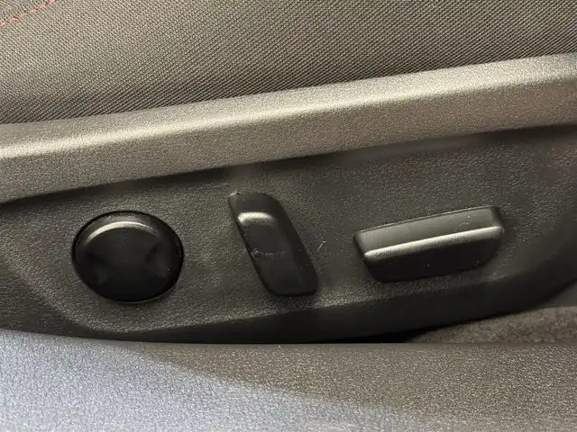 マツダ マツダ３セダン XD ブラックセレクション 群馬県 2025(令7)年 4.2万km ジェットブラックマイカ 安全装備/・衝突軽減ブレーキ/・オートライト/・横滑り防止/・360°カメラ/・ブラインドスポットモニター/・クルーズコントロール/・SOSコール/・コーナーセンサー/メーカー純正ナビ/・AM/FM/フルセグTV/・Bluetooth/SD/USB/・CD/DVD/MSV/HDMI/シートメモリー/前席シートヒーター/ハンドルヒーター/パドルシフト/LEDヘッドライト/電動パーキング/オートホールド/ETC/純正フロアマット/純正ドアバイザー/純正18インチアルミホイール/スマートキー/プッシュスタート