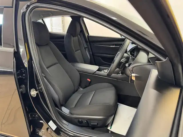 マツダ マツダ３セダン XD ブラックセレクション 群馬県 2025(令7)年 4.2万km ジェットブラックマイカ 安全装備/・衝突軽減ブレーキ/・オートライト/・横滑り防止/・360°カメラ/・ブラインドスポットモニター/・クルーズコントロール/・SOSコール/・コーナーセンサー/メーカー純正ナビ/・AM/FM/フルセグTV/・Bluetooth/SD/USB/・CD/DVD/MSV/HDMI/シートメモリー/前席シートヒーター/ハンドルヒーター/パドルシフト/LEDヘッドライト/電動パーキング/オートホールド/ETC/純正フロアマット/純正ドアバイザー/純正18インチアルミホイール/スマートキー/プッシュスタート