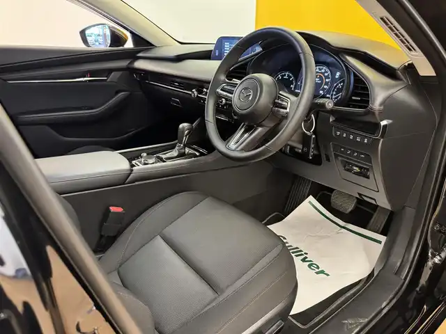 マツダ マツダ３セダン XD ブラックセレクション 群馬県 2025(令7)年 4.2万km ジェットブラックマイカ 安全装備/・衝突軽減ブレーキ/・オートライト/・横滑り防止/・360°カメラ/・ブラインドスポットモニター/・クルーズコントロール/・SOSコール/・コーナーセンサー/メーカー純正ナビ/・AM/FM/フルセグTV/・Bluetooth/SD/USB/・CD/DVD/MSV/HDMI/シートメモリー/前席シートヒーター/ハンドルヒーター/パドルシフト/LEDヘッドライト/電動パーキング/オートホールド/ETC/純正フロアマット/純正ドアバイザー/純正18インチアルミホイール/スマートキー/プッシュスタート