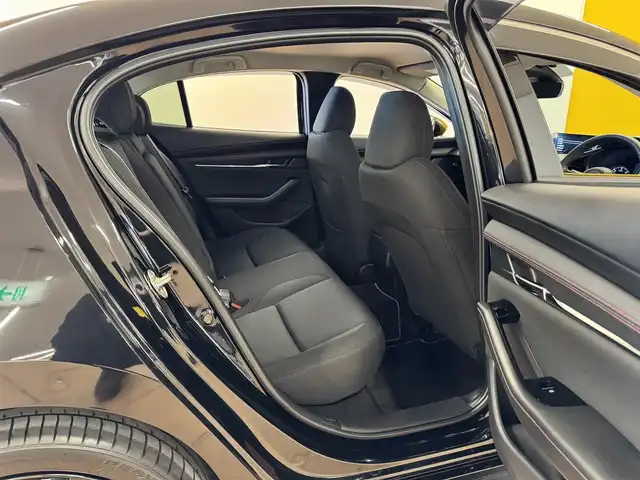 マツダ マツダ３セダン XD ブラックセレクション 群馬県 2025(令7)年 4.2万km ジェットブラックマイカ 安全装備/・衝突軽減ブレーキ/・オートライト/・横滑り防止/・360°カメラ/・ブラインドスポットモニター/・クルーズコントロール/・SOSコール/・コーナーセンサー/メーカー純正ナビ/・AM/FM/フルセグTV/・Bluetooth/SD/USB/・CD/DVD/MSV/HDMI/シートメモリー/前席シートヒーター/ハンドルヒーター/パドルシフト/LEDヘッドライト/電動パーキング/オートホールド/ETC/純正フロアマット/純正ドアバイザー/純正18インチアルミホイール/スマートキー/プッシュスタート