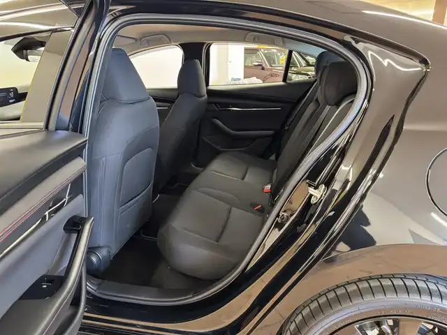 マツダ マツダ３セダン XD ブラックセレクション 群馬県 2025(令7)年 4.2万km ジェットブラックマイカ 安全装備/・衝突軽減ブレーキ/・オートライト/・横滑り防止/・360°カメラ/・ブラインドスポットモニター/・クルーズコントロール/・SOSコール/・コーナーセンサー/メーカー純正ナビ/・AM/FM/フルセグTV/・Bluetooth/SD/USB/・CD/DVD/MSV/HDMI/シートメモリー/前席シートヒーター/ハンドルヒーター/パドルシフト/LEDヘッドライト/電動パーキング/オートホールド/ETC/純正フロアマット/純正ドアバイザー/純正18インチアルミホイール/スマートキー/プッシュスタート