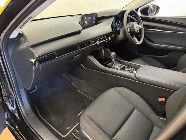 マツダ マツダ３セダン XD ブラックセレクション 群馬県 2025(令7)年 4.2万km ジェットブラックマイカ 安全装備/・衝突軽減ブレーキ/・オートライト/・横滑り防止/・360°カメラ/・ブラインドスポットモニター/・クルーズコントロール/・SOSコール/・コーナーセンサー/メーカー純正ナビ/・AM/FM/フルセグTV/・Bluetooth/SD/USB/・CD/DVD/MSV/HDMI/シートメモリー/前席シートヒーター/ハンドルヒーター/パドルシフト/LEDヘッドライト/電動パーキング/オートホールド/ETC/純正フロアマット/純正ドアバイザー/純正18インチアルミホイール/スマートキー/プッシュスタート