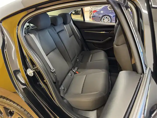 マツダ マツダ３セダン XD ブラックセレクション 群馬県 2025(令7)年 4.2万km ジェットブラックマイカ 安全装備/・衝突軽減ブレーキ/・オートライト/・横滑り防止/・360°カメラ/・ブラインドスポットモニター/・クルーズコントロール/・SOSコール/・コーナーセンサー/メーカー純正ナビ/・AM/FM/フルセグTV/・Bluetooth/SD/USB/・CD/DVD/MSV/HDMI/シートメモリー/前席シートヒーター/ハンドルヒーター/パドルシフト/LEDヘッドライト/電動パーキング/オートホールド/ETC/純正フロアマット/純正ドアバイザー/純正18インチアルミホイール/スマートキー/プッシュスタート