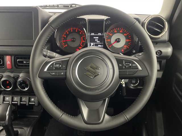 スズキ ジムニー XC 埼玉県 2024(令6)年 0.1千km シフォンアイボリーM 背面タイヤ　/シートヒーター　/衝突軽減システム　/クルーズコントロール　/レーンキープアシスト/後方コーナーセンサー/ダウンヒルアシスト　/純正アルミホイール　/純正フロアマット　/ヘッドライトウォッシャー　/ヒーテッドドアミラー/アイドリングストップ/スマートキー/LEDヘッドライト/フォグランプ/オートライト