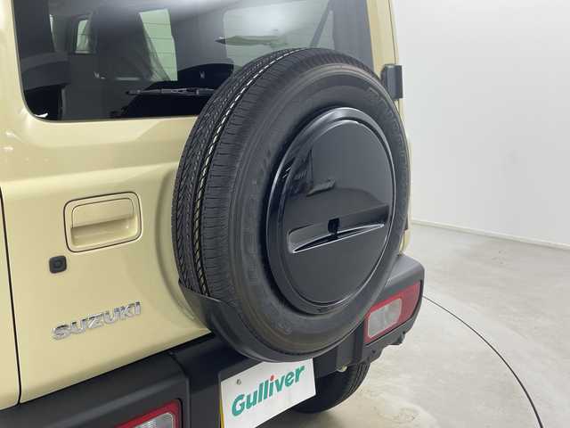 スズキ ジムニー XC 埼玉県 2024(令6)年 0.1千km シフォンアイボリーM 背面タイヤ　/シートヒーター　/衝突軽減システム　/クルーズコントロール　/レーンキープアシスト/後方コーナーセンサー/ダウンヒルアシスト　/純正アルミホイール　/純正フロアマット　/ヘッドライトウォッシャー　/ヒーテッドドアミラー/アイドリングストップ/スマートキー/LEDヘッドライト/フォグランプ/オートライト