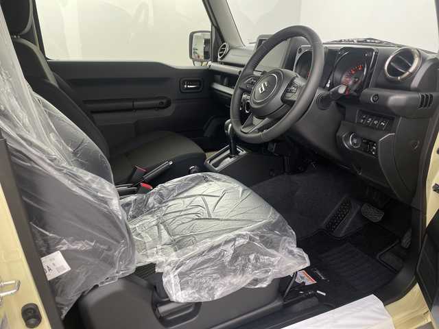 スズキ ジムニー XC 埼玉県 2024(令6)年 0.1千km シフォンアイボリーM 背面タイヤ　/シートヒーター　/衝突軽減システム　/クルーズコントロール　/レーンキープアシスト/後方コーナーセンサー/ダウンヒルアシスト　/純正アルミホイール　/純正フロアマット　/ヘッドライトウォッシャー　/ヒーテッドドアミラー/アイドリングストップ/スマートキー/LEDヘッドライト/フォグランプ/オートライト