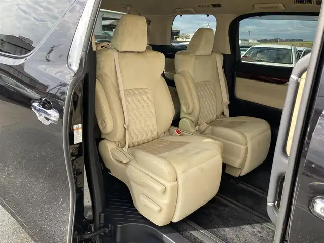 トヨタ ヴェルファイア V 静岡県 2016(平28)年 2.7万km バーニングブラッククリスタルシャインガラスフレーク 純正9インチナビ(NSZT-Y64T)/　AM FM CD DVD Bluetooth SD/フルセグTV/バックモニター/LEDオートヘッドランプ/ハーフレザーシート/運転席パワーシート/クルーズコントロール/前後方クリアランスソナー/両側パワースライドドア/純正17インチアルミホイール/スマートキー2本/ワンオーナー/後席11インチフリップダウンモニター(V11T-R62C)/ビルトインETC