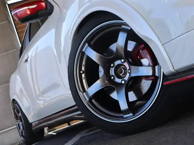 日産 ジューク ニスモ RS 愛知県 2015(平27)年 9.6万km ブリリアントホワイトパール ニスモ専用チューン/純正エアロパーツ/スマートキー×2プッシュスタート/アドバンレーシング18インチアルミホイール/（TC-4）/柿本改マフラー（純正有り）/BLITZ車校調（純正有り）/ニスモ専用シート・フロアマット・スカッフプレート/純正ナビ・フルセグTV・BLUETOOTHオーディオ・DVD・SD（MC314D-W）/バックカメラ/ETC/パドルシフト/純正ディスチャージヘッドライト/純正LEDアクセラリーライナー/オートライト/横滑防止装置/保証書・取扱説明書・ナビ取扱説明書・スペアキー/車検令和8年6月24日/走行距離95673km