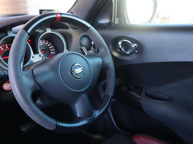 日産 ジューク ニスモ RS 愛知県 2015(平27)年 9.6万km ブリリアントホワイトパール ニスモ専用チューン/純正エアロパーツ/スマートキー×2プッシュスタート/アドバンレーシング18インチアルミホイール/（TC-4）/柿本改マフラー（純正有り）/BLITZ車校調（純正有り）/ニスモ専用シート・フロアマット・スカッフプレート/純正ナビ・フルセグTV・BLUETOOTHオーディオ・DVD・SD（MC314D-W）/バックカメラ/ETC/パドルシフト/純正ディスチャージヘッドライト/純正LEDアクセラリーライナー/オートライト/横滑防止装置/保証書・取扱説明書・ナビ取扱説明書・スペアキー/車検令和8年6月24日/走行距離95673km