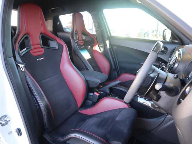 日産 ジューク ニスモ RS 愛知県 2015(平27)年 9.6万km ブリリアントホワイトパール ニスモ専用チューン/純正エアロパーツ/スマートキー×2プッシュスタート/アドバンレーシング18インチアルミホイール/（TC-4）/柿本改マフラー（純正有り）/BLITZ車校調（純正有り）/ニスモ専用シート・フロアマット・スカッフプレート/純正ナビ・フルセグTV・BLUETOOTHオーディオ・DVD・SD（MC314D-W）/バックカメラ/ETC/パドルシフト/純正ディスチャージヘッドライト/純正LEDアクセラリーライナー/オートライト/横滑防止装置/保証書・取扱説明書・ナビ取扱説明書・スペアキー/車検令和8年6月24日/走行距離95673km