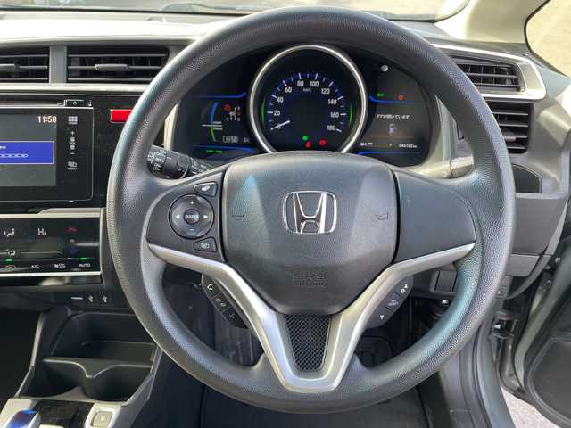 ホンダ フィット ハイブリット Fパッケージ 山梨県 2013(平25)年 4.7万km ティンテッドシルバーM 福祉車　/純正ＨＤＤナビ　/フルセグＴＶ　/バックカメラ　/純正ビルトインＥＴＣ　/Ｂｌｕｅｔｏｏｔｈ／ＵＳＢ　/ドラレコ　/純正フロアマット　/ＡＢＳ　/横滑り防止装置　/盗難防止装置　/オートライト　/Ｗエアバッグ