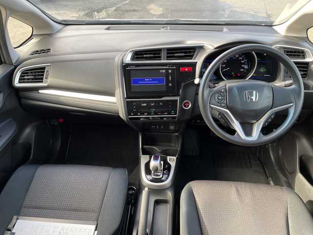 ホンダ フィット ハイブリット Fパッケージ 山梨県 2013(平25)年 4.7万km ティンテッドシルバーM 福祉車　/純正ＨＤＤナビ　/フルセグＴＶ　/バックカメラ　/純正ビルトインＥＴＣ　/Ｂｌｕｅｔｏｏｔｈ／ＵＳＢ　/ドラレコ　/純正フロアマット　/ＡＢＳ　/横滑り防止装置　/盗難防止装置　/オートライト　/Ｗエアバッグ