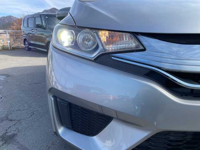 ホンダ フィット ハイブリット Fパッケージ 山梨県 2013(平25)年 4.7万km ティンテッドシルバーM 福祉車　/純正ＨＤＤナビ　/フルセグＴＶ　/バックカメラ　/純正ビルトインＥＴＣ　/Ｂｌｕｅｔｏｏｔｈ／ＵＳＢ　/ドラレコ　/純正フロアマット　/ＡＢＳ　/横滑り防止装置　/盗難防止装置　/オートライト　/Ｗエアバッグ