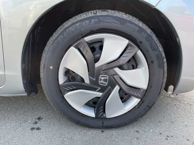 ホンダ フィット ハイブリット Fパッケージ 山梨県 2013(平25)年 4.7万km ティンテッドシルバーM 福祉車　/純正ＨＤＤナビ　/フルセグＴＶ　/バックカメラ　/純正ビルトインＥＴＣ　/Ｂｌｕｅｔｏｏｔｈ／ＵＳＢ　/ドラレコ　/純正フロアマット　/ＡＢＳ　/横滑り防止装置　/盗難防止装置　/オートライト　/Ｗエアバッグ