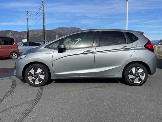 ホンダ フィット ハイブリット Fパッケージ 山梨県 2013(平25)年 4.7万km ティンテッドシルバーM 福祉車　/純正ＨＤＤナビ　/フルセグＴＶ　/バックカメラ　/純正ビルトインＥＴＣ　/Ｂｌｕｅｔｏｏｔｈ／ＵＳＢ　/ドラレコ　/純正フロアマット　/ＡＢＳ　/横滑り防止装置　/盗難防止装置　/オートライト　/Ｗエアバッグ