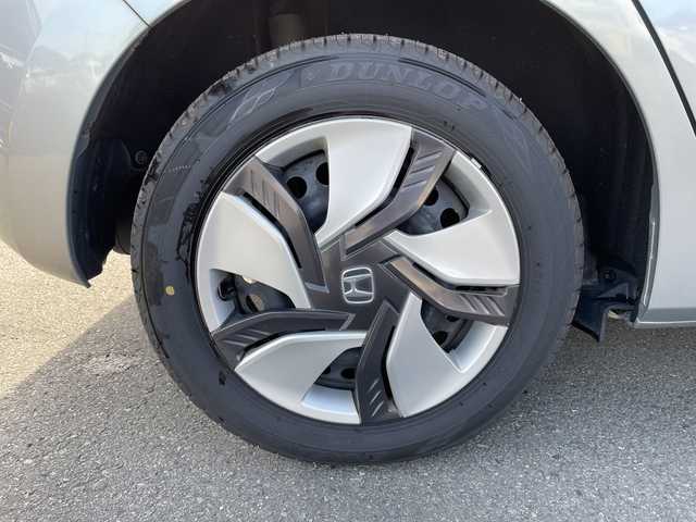 ホンダ フィット ハイブリット Fパッケージ 山梨県 2013(平25)年 4.7万km ティンテッドシルバーM 福祉車　/純正ＨＤＤナビ　/フルセグＴＶ　/バックカメラ　/純正ビルトインＥＴＣ　/Ｂｌｕｅｔｏｏｔｈ／ＵＳＢ　/ドラレコ　/純正フロアマット　/ＡＢＳ　/横滑り防止装置　/盗難防止装置　/オートライト　/Ｗエアバッグ