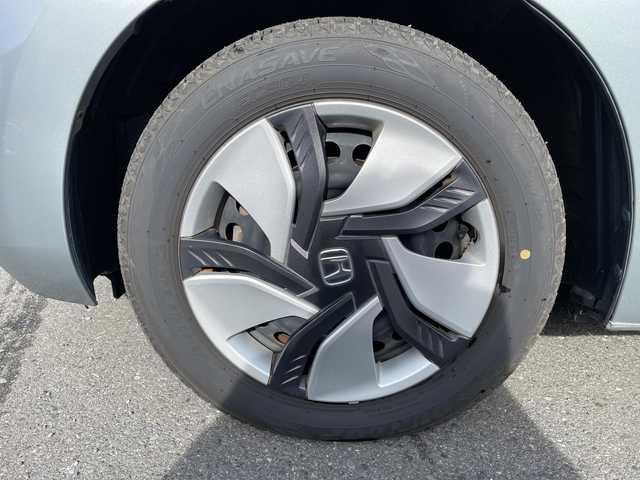 ホンダ フィット ハイブリット Fパッケージ 山梨県 2013(平25)年 4.7万km ティンテッドシルバーM 福祉車　/純正ＨＤＤナビ　/フルセグＴＶ　/バックカメラ　/純正ビルトインＥＴＣ　/Ｂｌｕｅｔｏｏｔｈ／ＵＳＢ　/ドラレコ　/純正フロアマット　/ＡＢＳ　/横滑り防止装置　/盗難防止装置　/オートライト　/Ｗエアバッグ