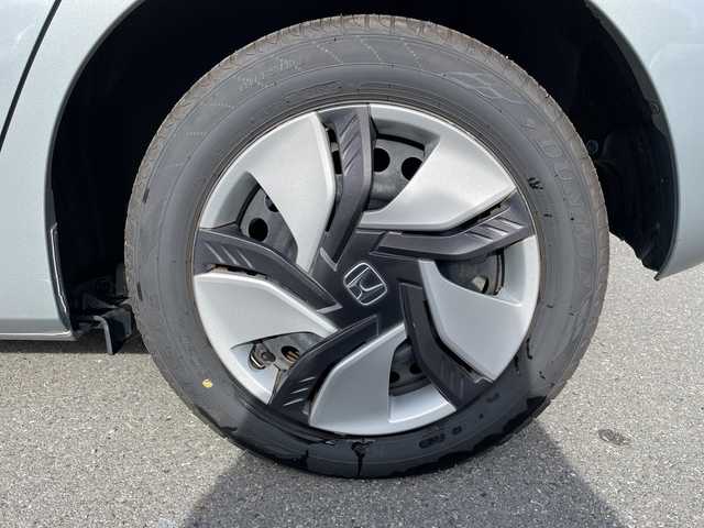 ホンダ フィット ハイブリット Fパッケージ 山梨県 2013(平25)年 4.7万km ティンテッドシルバーM 福祉車　/純正ＨＤＤナビ　/フルセグＴＶ　/バックカメラ　/純正ビルトインＥＴＣ　/Ｂｌｕｅｔｏｏｔｈ／ＵＳＢ　/ドラレコ　/純正フロアマット　/ＡＢＳ　/横滑り防止装置　/盗難防止装置　/オートライト　/Ｗエアバッグ