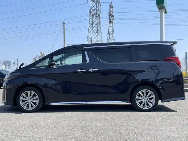 トヨタ アルファード S タイプゴールド 道央・札幌 2020(令2)年 5.6万km スパークリングブラックパールクリスタルシャイン ４WD/ワンオーナー/純正ディスプレイオーディオ/CD/DVD/BT/フルセグ/純正フリップダウンモニター/トヨタセーフティセンス/プリクラッシュセーフティ/横滑り防止装置/レーダークルーズコントロール/レーンキープアシスト/レーンキープアシスト/パーキングサポートブレーキ/ロードサインアシスト/バックカメラ/ビルトインETC/ドライブレコーダー/アイドリングストップ/ECOMODE/両側パワースライドドア/パワーバックドア/ハーフレザーシート/2列目オットマン/革巻きウッドコンビステアリング/ステアリングリモコン/AC100V/MTモード付AT/プッシュスタート/スマートキー/LEDヘッドライト/オートライト/オートハイビーム/フォグランプ/電動格納ミラー/ウィンカーミラー/純正フロアマット/ドアバイザー