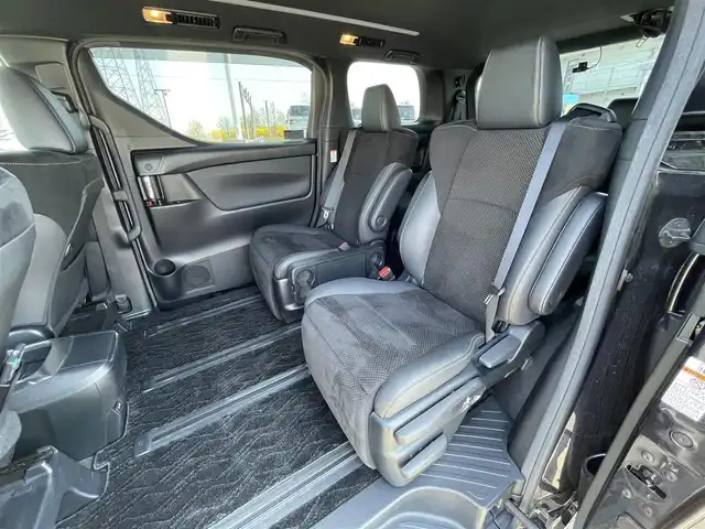 トヨタ アルファード S タイプゴールド 道央・札幌 2020(令2)年 5.6万km スパークリングブラックパールクリスタルシャイン ４WD/ワンオーナー/純正ディスプレイオーディオ/CD/DVD/BT/フルセグ/純正フリップダウンモニター/トヨタセーフティセンス/プリクラッシュセーフティ/横滑り防止装置/レーダークルーズコントロール/レーンキープアシスト/レーンキープアシスト/パーキングサポートブレーキ/ロードサインアシスト/バックカメラ/ビルトインETC/ドライブレコーダー/アイドリングストップ/ECOMODE/両側パワースライドドア/パワーバックドア/ハーフレザーシート/2列目オットマン/革巻きウッドコンビステアリング/ステアリングリモコン/AC100V/MTモード付AT/プッシュスタート/スマートキー/LEDヘッドライト/オートライト/オートハイビーム/フォグランプ/電動格納ミラー/ウィンカーミラー/純正フロアマット/ドアバイザー
