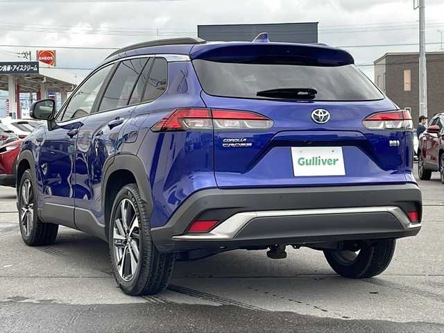 トヨタ カローラ クロス ハイブリッド Z 道北・旭川 2022(令4)年 2.4万km ダークブルーマイカM ・禁煙車/・４WD/・純正ディスプレイオーディオナビ/BT/USB/・パノラミックビューモニター/・ハンズフリーパワーバックドア/・オートライト/・オートマチックハイビーム/・ハーフレザーシート/・プリクラッシュブレーキ/・レーダークルーズコントロール/・レーンキープアシスト/・前席シートヒーター/・パワーシート/・LEDヘッドライト/フォグランプ/・ミラーヒーター/・革巻きステアリング/・ステアリングスイッチ/・ETC/・純正ゴムマット/・ウィンカーミラー/・１００V電源