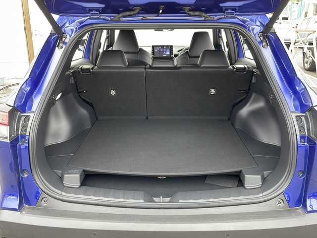 トヨタ カローラ クロス ハイブリッド Z 道北・旭川 2022(令4)年 2.4万km ダークブルーマイカM ・禁煙車/・４WD/・純正ディスプレイオーディオナビ/BT/USB/・パノラミックビューモニター/・ハンズフリーパワーバックドア/・オートライト/・オートマチックハイビーム/・ハーフレザーシート/・プリクラッシュブレーキ/・レーダークルーズコントロール/・レーンキープアシスト/・前席シートヒーター/・パワーシート/・LEDヘッドライト/フォグランプ/・ミラーヒーター/・革巻きステアリング/・ステアリングスイッチ/・ETC/・純正ゴムマット/・ウィンカーミラー/・１００V電源