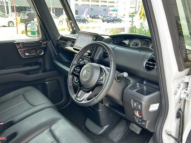 ホンダ Ｎ ＢＯＸ カスタム L ターボ コーディネートスタイル 静岡県 2022(令4)年 3.4万km プラチナホワイトパール ホンダセンシング/・衝突軽減ブレーキ/・アクティブクルーズコントロール/・レーンキープアシスト/・ロードサインアシスト/純正ナビ/・フルセグTV/・CD/DVD/MSV/ラジオ/Bluetooth/HDMI/主要装備/・ETC/・両側パワースライドドア/・レザーシート/・シートヒーター/・プッシュスタート/・スマートキー/・ブレーキホールド/・コーナーセンサー