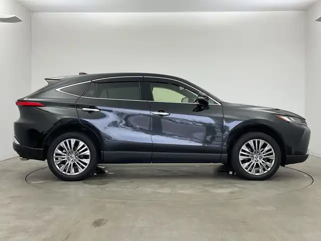 トヨタ ハリアー Z 新潟県 2021(令3)年 4.5万km プレシャスブラックパール 純正メモリナビ/（BT/FM/AM/フルセグTV)/バック/サイドカメラ/ステアリングスイッチ/パワーシート/ハーフレザーシート/電動リアゲート/JBLサウンドスピーカー/ブラインドスポットモニター/ヘッドアップディスプレイ/純正LEDオートヘッドライト/オートハイビーム/フロントフォグライト/電格ミラー/ウィンカーミラー/ドアバイザー/ETC2.0/スペアキー×1