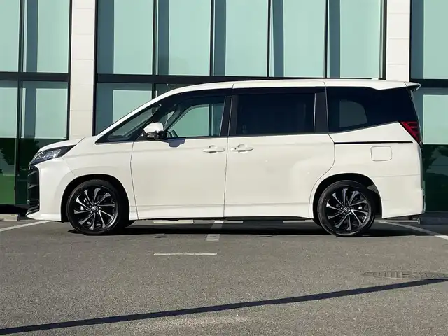 トヨタ ノア S－Z 和歌山県 2023(令5)年 2.9万km ホワイトパールクリスタルシャイン 純正コネクトナビ/フルセグTV/バックカメラ/プリクラッシュセーフティー/レーダークルーズコントロール/レーンディパーチャーアラート/クリアランスソナー/純正フロアマット/両側パワースライドドア/ビルトインETC/ユニバーサルステップ/シートヒーター/LEDヘッドライト/オートライト/オートマチックハイビーム