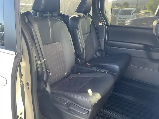 トヨタ ノア S－Z 和歌山県 2023(令5)年 2.9万km ホワイトパールクリスタルシャイン 純正コネクトナビ/フルセグTV/バックカメラ/プリクラッシュセーフティー/レーダークルーズコントロール/レーンディパーチャーアラート/クリアランスソナー/純正フロアマット/両側パワースライドドア/ビルトインETC/ユニバーサルステップ/シートヒーター/LEDヘッドライト/オートライト/オートマチックハイビーム