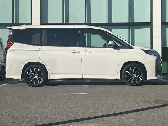 トヨタ ノア S－Z 和歌山県 2023(令5)年 2.9万km ホワイトパールクリスタルシャイン 純正コネクトナビ/フルセグTV/バックカメラ/プリクラッシュセーフティー/レーダークルーズコントロール/レーンディパーチャーアラート/クリアランスソナー/純正フロアマット/両側パワースライドドア/ビルトインETC/ユニバーサルステップ/シートヒーター/LEDヘッドライト/オートライト/オートマチックハイビーム