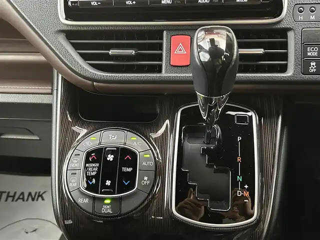 トヨタ エスクァイア Gi プレミアムパッケージ 栃木県 2018(平30)年 2.2万km ブラック トヨタセーフティセンス/モデリスタエアロ/純正9インチナビ/フルセグTV/DVD/Bluetooth/MSV/バックカメラ/ETC/両側パワースライドドア/ブラウンハーフレザーシート/シートヒーター/ステアリングリモコン/ステアリングヒーター/クルーズコントロール/LEDヘッドライト/オートハイビーム/シートバックテーブル/ロールサンシェード/スマートキー