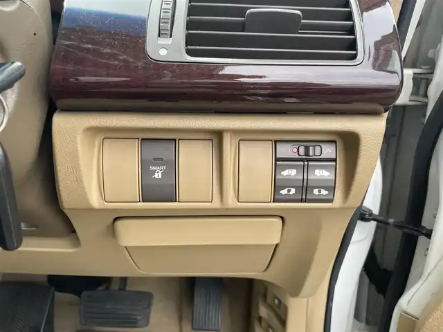 ホンダ エリシオン G プレミアム 埼玉県 2005(平17)年 10.1万km ブルーイッシュホワイトパール 両側パワースライドドア/純正フリップダウンモニター/ウッド調パネル/ウッドレザーコンビステア/社外ＥＴＣ/ダブルエアバッグ/アンチロックブレーキ