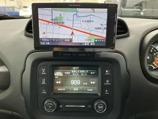 クライスラー・ジープ ジープ レネゲード リミテッド 三重県 2016(平28)年 3.5万km 黒 登録時走行距離34169km/♪純正ディスプレイオーディオ/　・Bluetooth・USB・ AUX/♪カロツェリアポータブルナビ/♪バックガイドカメラ/♪スマートキー/♪プッシュスタート/♪クルーズコントロール/♪ブラインドスポットモニター/♪クリアランスソナー/♪車線逸脱防止機能/♪ルーフレール/♪黒レザーシート/♪革巻きステアリング/♪ステアリングヒーター/♪ステアリングスイッチ/♪HIDヘッドライト/♪フォグライト/♪リアフォグライト/♪電動格納ミラー/♪ウィンカーミラー/♪電子パーキングスイッチ/♪アイドリングストップ/♪ETC/♪ドアバイザー/♪プライバシーガラス/♪ライトレベリング/♪横滑り防止機能/♪サイド/カーテンエアバック
