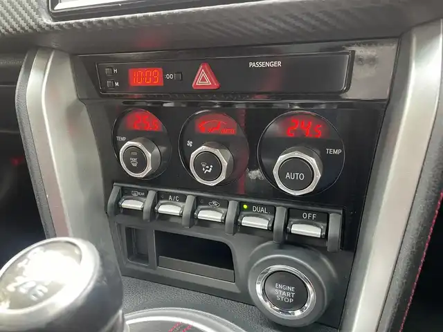 トヨタ ８６ GT 埼玉県 2017(平29)年 4.3万km クリスタルブラックシリカ /6速MT//純正メモリナビ//ワンセグTV//バックカメラ//CD&Bluetooth//クルーズコントロール//ETC//スマートキーx2//LEDヘッドライト//LEDフォグランプ//ドラレコ(SDカード欠)//W.サイド.カーテンエアバッグ//ABS//横滑り防止装置//革巻きステアリング//オートライト//リヤスポイラー//スモークフィルム//純正17インチAW//新車時保証書//取扱説明書//ナビ取説