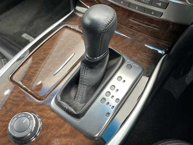 日産 フーガ 370GT FOUR 栃木県 2014(平26)年 3.7万km ブリリアントシルバー ４WD/純正メモリナビ/(CD/フルセグTV/AUX)/バックカメラ/前後コーナーセンサー/ビルトインETC/パワーシート/メモリーシート/禁煙車/オートライト/HIDヘッドライト/横滑り防止装置/フォグランプ/スマートキー/プッシュスタート/ステアリングスイッチ/革巻きステアリング/電動格納ミラー/純正１８インチアルミホイール/純正フロアマット