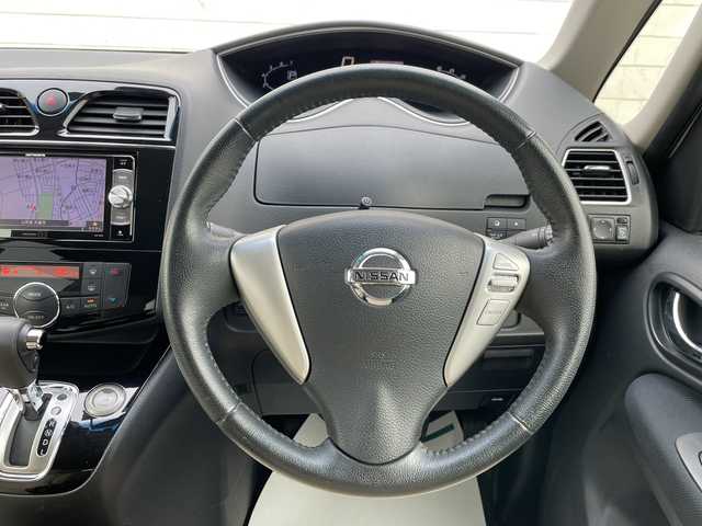 日産 セレナ HWS S HV Vセレ +SeftyⅡ 山形県 2016(平28)年 7.4万km ブルームーンホワイトP エマージェンシーブレーキ/車線逸脱警報/横滑り防止装置/社外ナビ（フルセグ/DVD/CD/BT）/全周囲カメラ/両側パワースライド/ビルトインETC/ドライブレコーダー/アイドリングストップ/クルーズコントロール/純正アルミホイール/冬タイヤ車載/白レザー調シートカバー/プッシュスタート