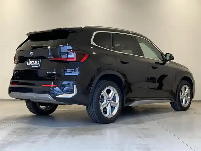 ＢＭＷ ＢＭＷ Ｘ１ xDrive 20i Xライン 熊本県 2023(令5)年 2.8万km サファイアブラックP ・スマートキー/・プッシュスタート/・インテリジェントセーフティ/・パーキングアシスト/・PDC自動起動/・アクティブPDC緊急ブレーキ/・ヒルディセントコントロール/・ハイビームアシスト/・クルーズコントロール(追従式)/・黒革シート/・前席パワーシート/・前席シートヒーター/・純正メモリナビ/　【Bluetooth・USB・AppleCarPlay】/・全方位カメラ/・ETC/・ワイヤレス充電/・ドライブレコーダー(前後録画)/・パワーバックドア/・LEDヘッドランプ/・純正マット