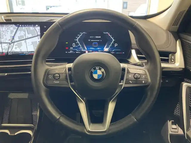 ＢＭＷ ＢＭＷ Ｘ１ xDrive 20i Xライン 熊本県 2023(令5)年 2.8万km サファイアブラックP ・スマートキー/・プッシュスタート/・インテリジェントセーフティ/・パーキングアシスト/・PDC自動起動/・アクティブPDC緊急ブレーキ/・ヒルディセントコントロール/・ハイビームアシスト/・クルーズコントロール(追従式)/・黒革シート/・前席パワーシート/・前席シートヒーター/・純正メモリナビ/　【Bluetooth・USB・AppleCarPlay】/・全方位カメラ/・ETC/・ワイヤレス充電/・ドライブレコーダー(前後録画)/・パワーバックドア/・LEDヘッドランプ/・純正マット