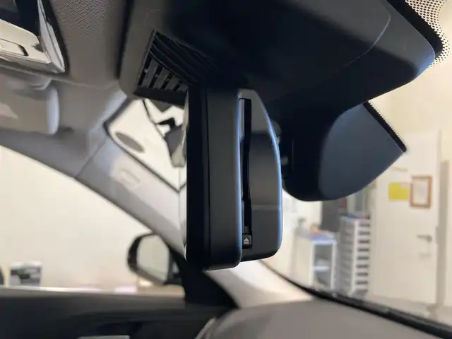 ＢＭＷ ＢＭＷ Ｘ１ xDrive 20i Xライン 熊本県 2023(令5)年 2.8万km サファイアブラックP ・スマートキー/・プッシュスタート/・インテリジェントセーフティ/・パーキングアシスト/・PDC自動起動/・アクティブPDC緊急ブレーキ/・ヒルディセントコントロール/・ハイビームアシスト/・クルーズコントロール(追従式)/・黒革シート/・前席パワーシート/・前席シートヒーター/・純正メモリナビ/　【Bluetooth・USB・AppleCarPlay】/・全方位カメラ/・ETC/・ワイヤレス充電/・ドライブレコーダー(前後録画)/・パワーバックドア/・LEDヘッドランプ/・純正マット