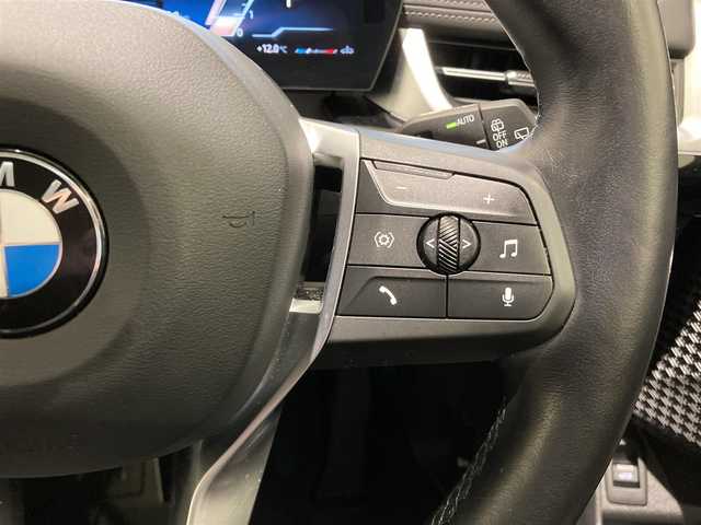 ＢＭＷ ＢＭＷ Ｘ１ xDrive 20i Xライン 熊本県 2023(令5)年 2.8万km サファイアブラックP ・スマートキー/・プッシュスタート/・インテリジェントセーフティ/・パーキングアシスト/・PDC自動起動/・アクティブPDC緊急ブレーキ/・ヒルディセントコントロール/・ハイビームアシスト/・クルーズコントロール(追従式)/・黒革シート/・前席パワーシート/・前席シートヒーター/・純正メモリナビ/　【Bluetooth・USB・AppleCarPlay】/・全方位カメラ/・ETC/・ワイヤレス充電/・ドライブレコーダー(前後録画)/・パワーバックドア/・LEDヘッドランプ/・純正マット