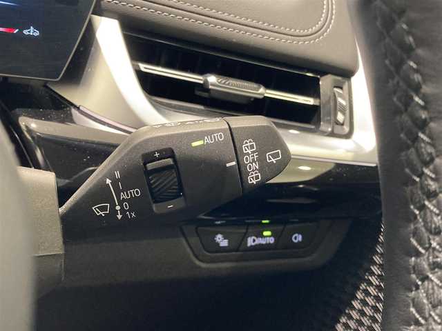 ＢＭＷ ＢＭＷ Ｘ１ xDrive 20i Xライン 熊本県 2023(令5)年 2.8万km サファイアブラックP ・スマートキー/・プッシュスタート/・インテリジェントセーフティ/・パーキングアシスト/・PDC自動起動/・アクティブPDC緊急ブレーキ/・ヒルディセントコントロール/・ハイビームアシスト/・クルーズコントロール(追従式)/・黒革シート/・前席パワーシート/・前席シートヒーター/・純正メモリナビ/　【Bluetooth・USB・AppleCarPlay】/・全方位カメラ/・ETC/・ワイヤレス充電/・ドライブレコーダー(前後録画)/・パワーバックドア/・LEDヘッドランプ/・純正マット