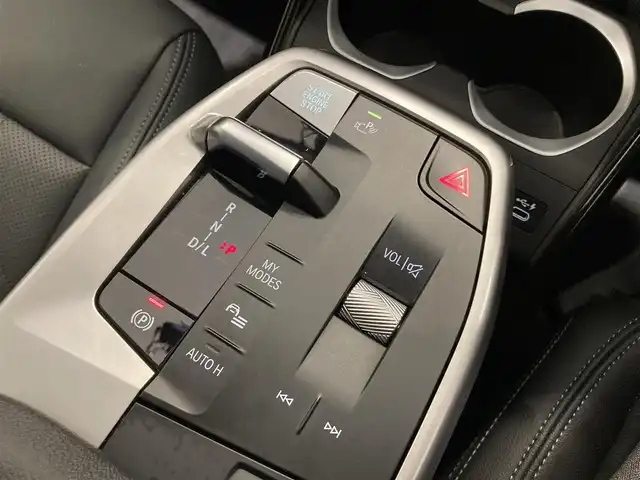 ＢＭＷ ＢＭＷ Ｘ１ xDrive 20i Xライン 熊本県 2023(令5)年 2.8万km サファイアブラックP ・スマートキー/・プッシュスタート/・インテリジェントセーフティ/・パーキングアシスト/・PDC自動起動/・アクティブPDC緊急ブレーキ/・ヒルディセントコントロール/・ハイビームアシスト/・クルーズコントロール(追従式)/・黒革シート/・前席パワーシート/・前席シートヒーター/・純正メモリナビ/　【Bluetooth・USB・AppleCarPlay】/・全方位カメラ/・ETC/・ワイヤレス充電/・ドライブレコーダー(前後録画)/・パワーバックドア/・LEDヘッドランプ/・純正マット