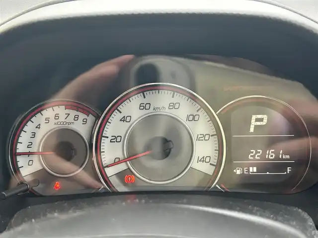 スズキ アルト ワークス 静岡県 2016(平28)年 2.3万km パールホワイト エンジンスタートボタン/パワーステアリング/パワーウィンドウ/パドルシフト/アイドリングストップ/オートエアコン/スマートキー/スペアキー1本/純正フロアマット/純正アルミホイール/布シート/ABS/横滑り防止装置/盗難防止装置/オートライト/キセノン/Wエアバッグ/衝突軽減システム