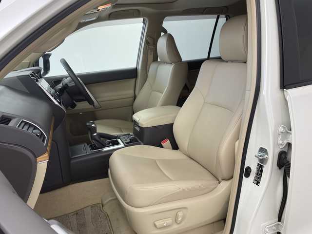 トヨタ ランドクルーザー プラド TX Lパッケージ マットブラED 茨城県 2023(令5)年 2.9万km ホワイトパールクリスタルシャイン 純正メモリナビ/Bluetooth/フルセグTV/USB/サンルーフ/パワーシート/シートヒーター/エアシート/クルーズコントロール/全方位カメラ/ビルトインETC2.0/ルーフレール/ドライブレコーダー/純正18インチAW装着/純正フロアマット/ドアバイザー/ステアリングスイッチ/衝突被害軽減システム/横滑り防止装置/先行車発進告知/前後コーナーセンサー/オートライト/オートハイビーム/ヘッドライトウォッシャー/オートライト/フロントフォグ/LEDヘッドライト/スマートキー/スペアキー1本