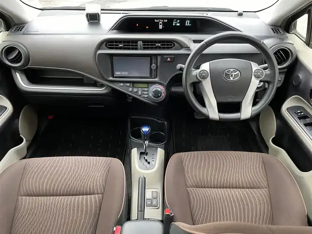 トヨタ アクア G 沖縄県 2013(平25)年 7万km グレーメタリック (株)IDOMが運営する【じしゃロンOO店】の自社ローン専用車両になりますこちらは現金またはオートローンご利用時の価格です。自社ローンご希望の方は別途その旨お申付け下さい/・プッシュスタート　/・ナビ　/・バックカメラ　/・ＥＴＣ　/・ドライブレコーダー　/・Ｂｌｕｅｔｏｏｔｈ接続　/・純正アルミホイール　/・純正フロアマット　/・アイドリングストップ　/・取扱説明書　/・スマートキー