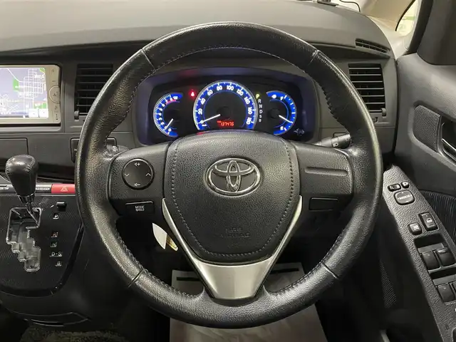 トヨタ アイシス プラタナ Vセレクション 道央・札幌 2014(平26)年 13.8万km ボルドーマイカメタリック 4WD/ワンオーナー/両側パワースライドドア /純正メモリナビ/・ワンセグTV/CD/BT/AM/FM/バックカメラ/純正エンジンスターター/社外ドライブレコーダー/社外レーダー/横滑り防止装置/プッシュスタート/スマートキー/スペアキー/3列シート/純正フロアマット/純正ドアバイザー/ウインカーミラー/ステアリングリモコン/オートライト/フォグライト/ビルトインETC/純正15インチAW/社外AW付冬タイヤ積込/・195/65R15 ’20製 4mm/新車時保証書/取扱説明書