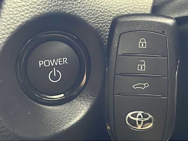 トヨタ カローラ クロス ハイブリッド Z 秋田県 2024(令6)年 0.7万km セメントグレーメタリック 4WD/純正ナビ(BT Miracast フルセグTV）/バックカメラ/アラウンドビューモニター/TOYOTAsafetySense/　・プリクラッシュセーフティ/　・レーダークルーズコントロール（全車速追従機能付き）/　・レーントレーシングアシスト/　・ロードサインアシスト/　・オートマチックハイビーム/　・ドライバー異常時対応システム/　・プロアクティブドライビングアシスト/　・パーキングサポートブレーキ（前後方静止物）/横滑り防止システム/パーキングアシスト/ETC/パノラマルーフ/パワーバックドア /D/N席シートヒーター/D/N席パワーシート/ステアリングヒーター /LEDヘッドライト/シーケンシャルウィンカー/フロントデアイサー/コーナーセンサー