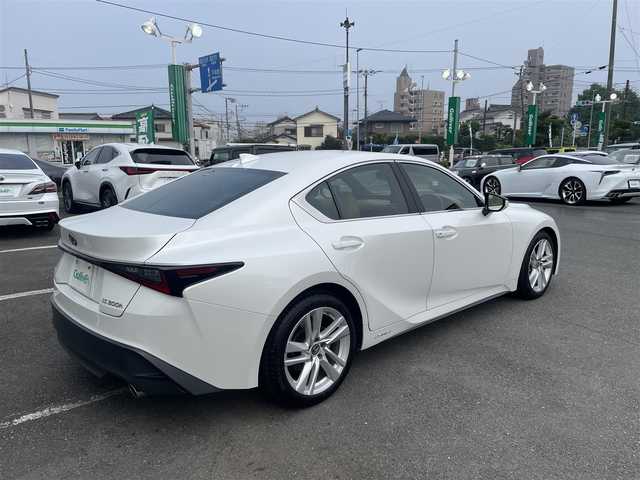 レクサス ＩＳ 300h 神奈川県 2021(令3)年 4.5万km パール