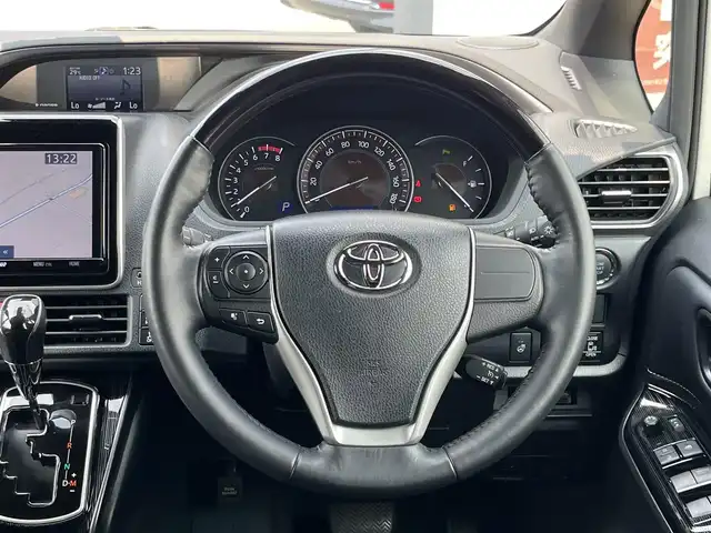 トヨタ エスクァイア Gi プレミアムパッケージ ブラックテーラード 奈良県 2020(令2)年 4.7万km ホワイトパールクリスタルシャイン 純正９インチナビ　/フルセグＴＶ　/BT/CD/DVD/SD/フリップダウンモニター　/両側パワースライドドア　/バックカメラ　/ＴＲＤフルエアロ/クルーズコントロール　/ハーフレザーシート　/シートヒーター　/衝突被害軽減システム　/スマートキー/ステアリングヒーター/ビルトインETC/純正15インチアルミホイール/フロアマット/前後コーナーセンサー/レーンキープアシスト
